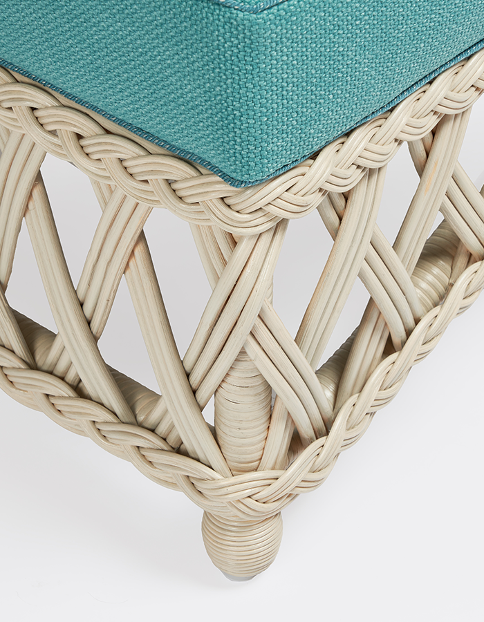 Embassy_Pouf_Custom_Mastice_Detail_02_700900(2)